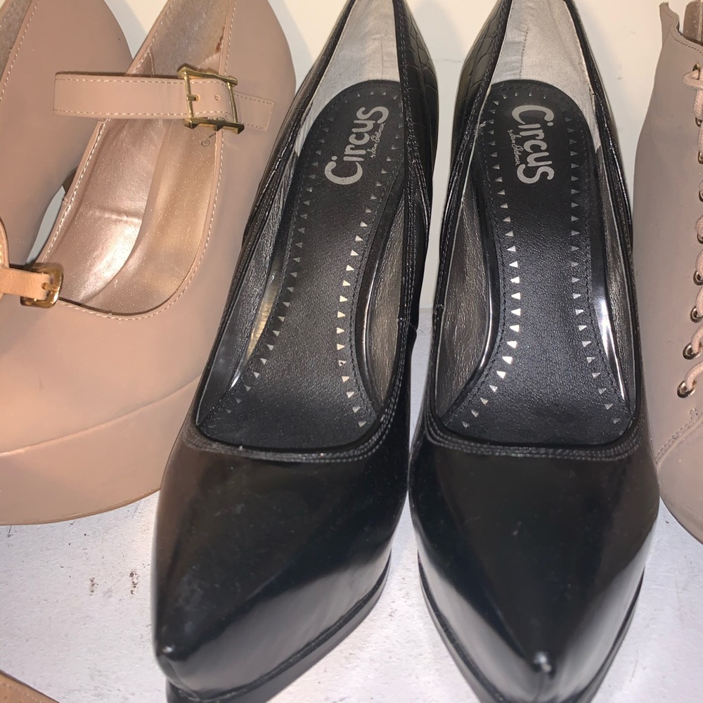 Black heels w pattern in the back!